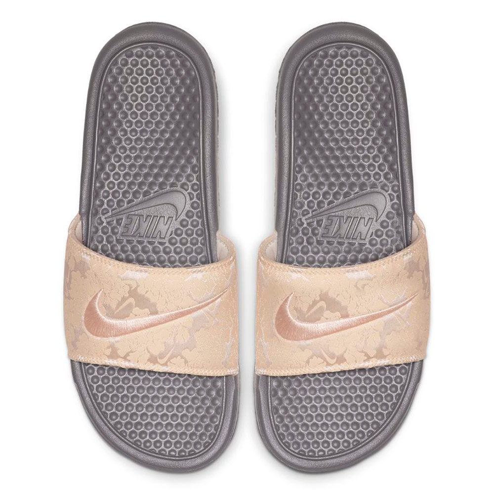 Slapi Nike WMNS BENASSI JDI TXT SE pt Femei / 38 / Gri-bej photo 1 Slapi Nike WMNS BENASSI JDI TXT SE pt Femei / 38 / Gri-bej photo 1