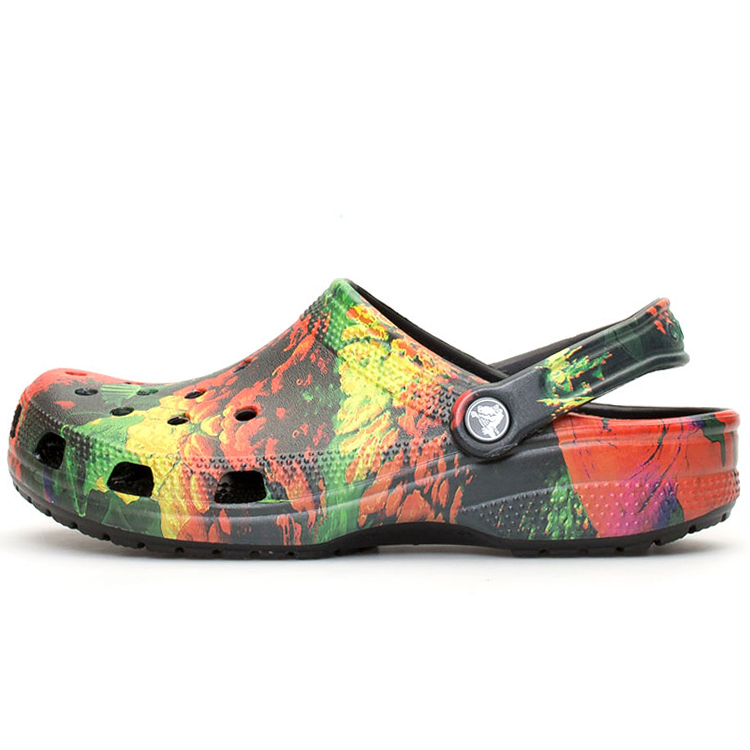 Slapi Crocs Classic Cyber Beach Clog pt Unisex / 36-37 / Negru photo 1 Slapi Crocs Classic Cyber Beach Clog pt Unisex / 36-37 / Negru photo 1